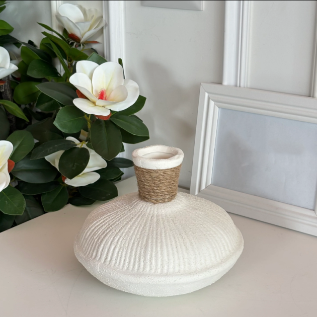 Vase contemporain nervuré blanc et marron clair