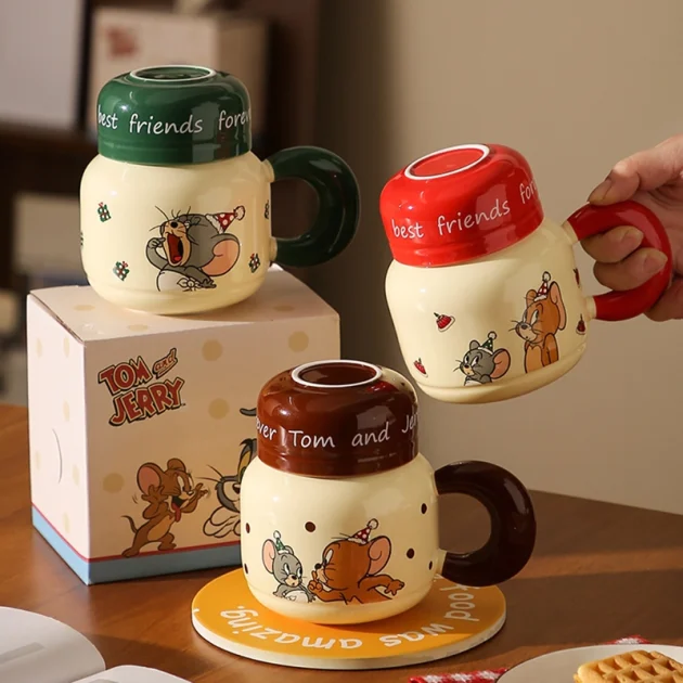Tasses et leurs Couvercles aux Motifs Ludiques et Couleurs Vives