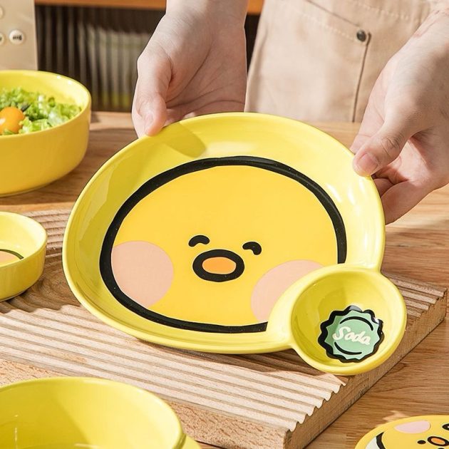 Assiette design jaune avec compartiment sauce