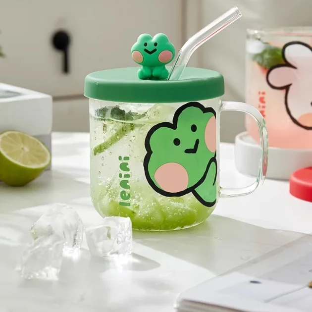 Mug en verre avec couvercle, paille et figurine décorative - Illustration grenouille