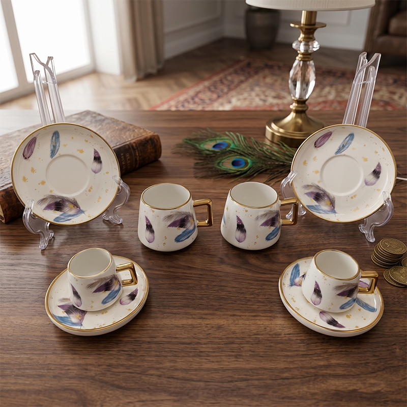 Service à café en porcelaine décor plume – Coffret 24 pièces