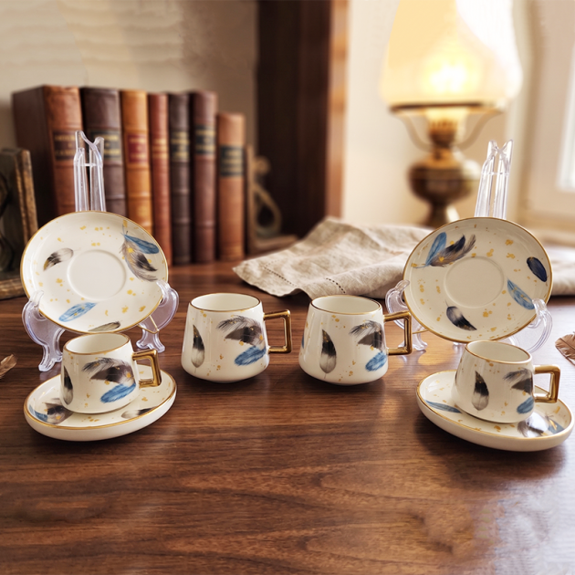 Service à café en porcelaine décor plume – Coffret 24 pièces