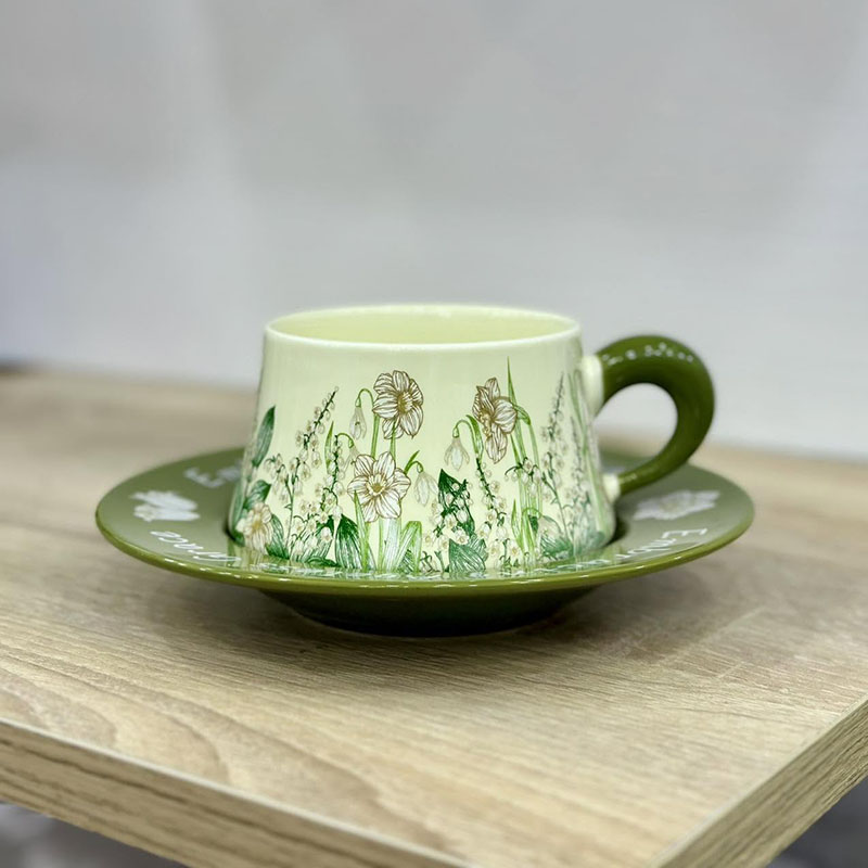 Ensemble tasse et soucoupe en céramique de style florale – Image 2