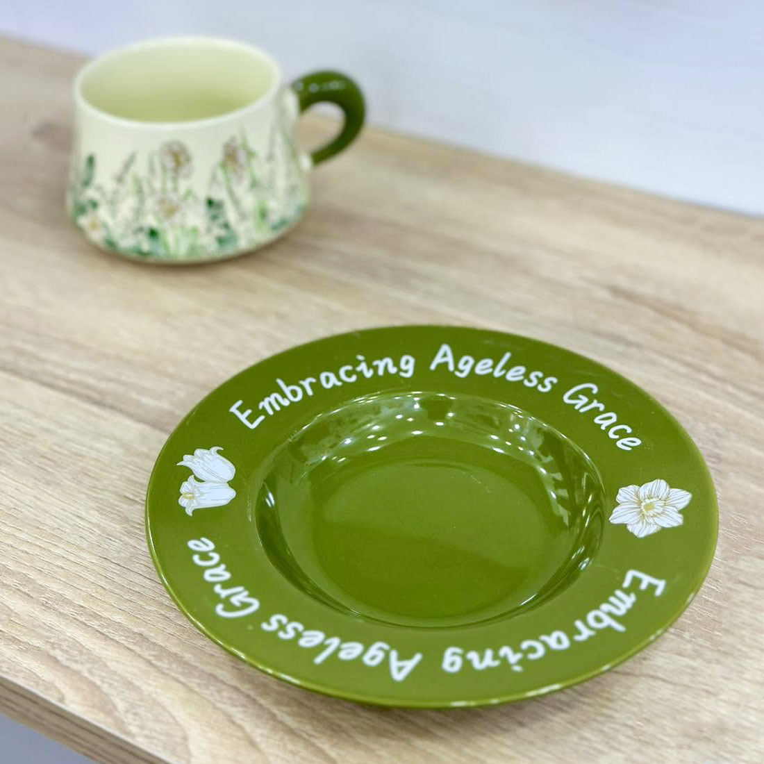Ensemble tasse et soucoupe en céramique de style florale – Image 3
