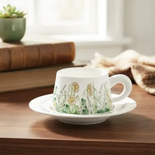 Ensemble tasse et soucoupe en céramique de style florale