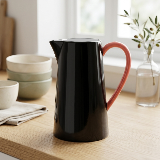Carafe Élégante en Céramique Noire avec Anse orange