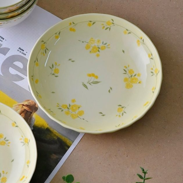 Assiette Creuse en Céramique Jaune Pastel au Motif Floral Champêtre