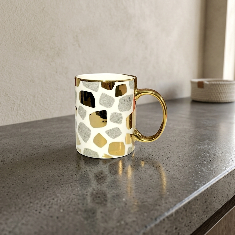 Mug en Céramique Motif Mosaïque Dorée – Élégance Contemporaine