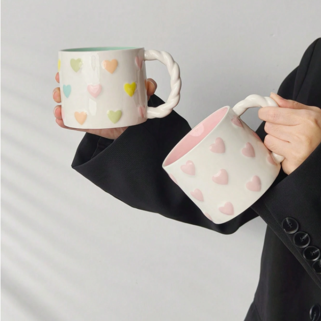 Mug en Céramique Blanc à Cœurs Pastel – Anse Torsadée