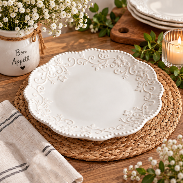 Assiette Plate en Céramique Blanche – Design Élégant avec Motifs en Relief