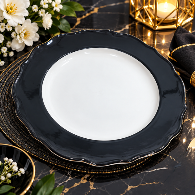 Assiette Élégante en Céramique Blanche et Noire à Bord Festonné.30cm