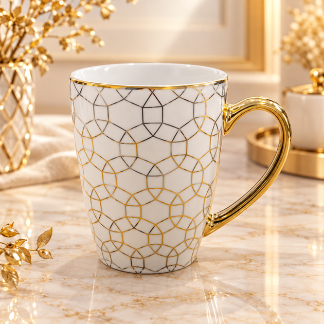 Mug en Céramique Blanc à Motifs Géométriques Dorés et Noirs – Anse Dorée Élégante