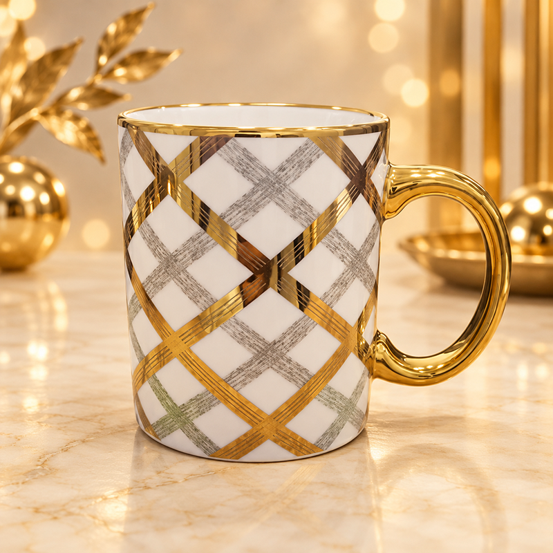 Mug en Céramique Blanc à Motifs Géométriques Gris et Dorés – Anse Dorée Élégante